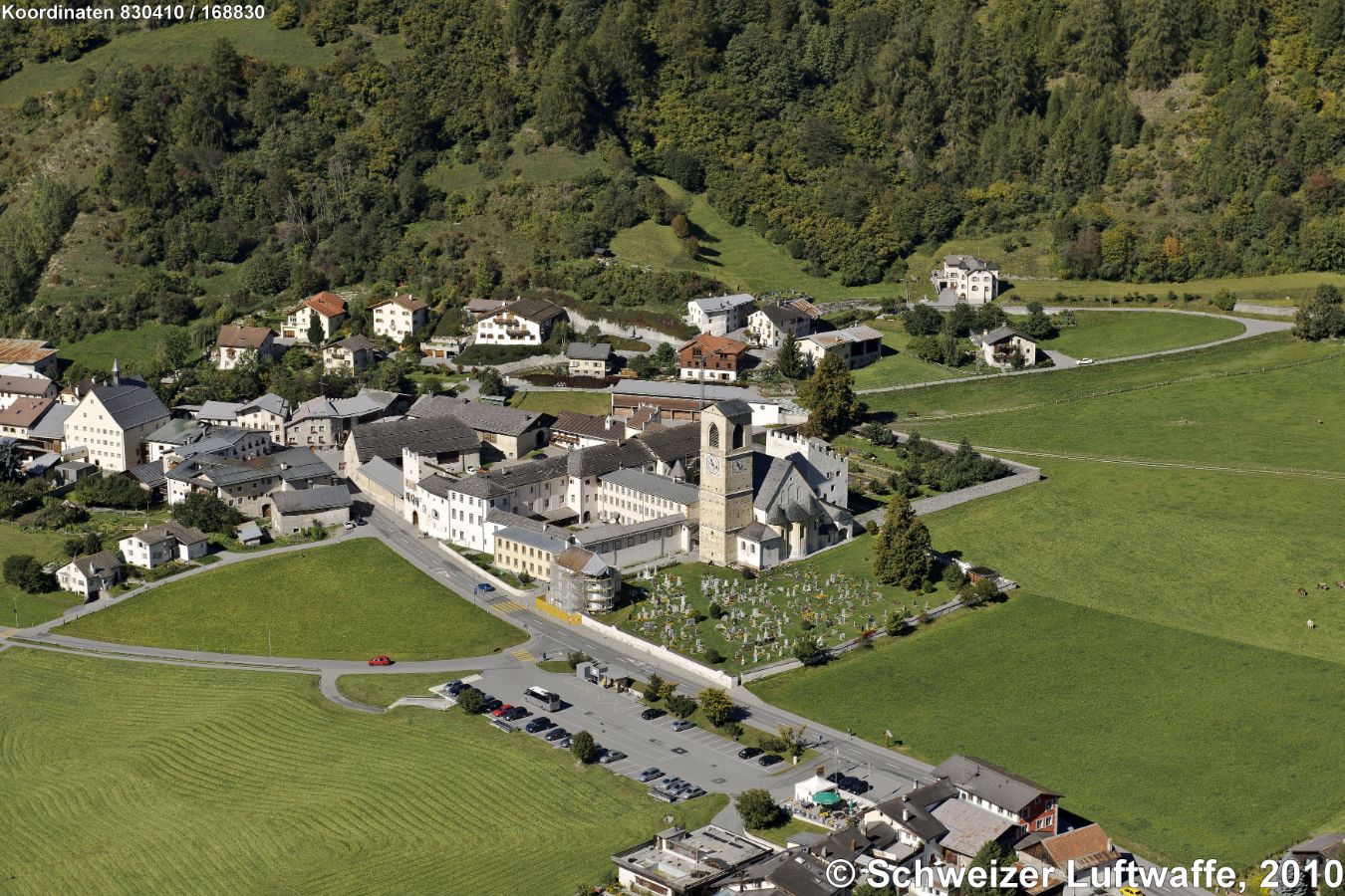 Unesco-Weltkulturerbe: Claustra Son Jon (Position: 2'830'478.67, 1'168'709.75). Nach der Eroberung des Langobardenreiches durch Karl den Grossen zwischen 772 und 774 errichtete der Kaiser in Müstair ein Herbergskloster und gründete zwischen 780 und 790 ein Benediktiner-Männerkonvent. Nach einigen Wirren zogen um 1100 Benediktinerinnen ins Kloster ein.